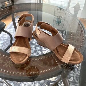 Sofft Vanita strappy  slingback leather sandal gray/gold.